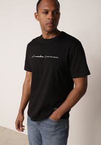 Born2be - Czarna Koszulka T-shirt z Bawełny z Ozdobnym Nadrukiem Daphileia. Okazja: na co dzień. Kolor: czarny. Materiał: bawełna. Długość: krótkie. Wzór: nadruk. Styl: casual #1