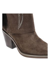 Brązowe Kozaki Alma En Pena Eleganckie Buty Damskie. Zapięcie: zamek. Kolor: brązowy. Materiał: jeans, materiał, skóra. Wzór: aplikacja. Sezon: zima, jesień. Styl: elegancki #3