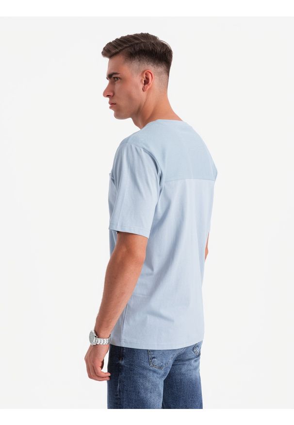 Ombre Clothing - Męski t-shirt LOOSE FIT z kieszonką – błękitny V4 OM-TSCT-0171 - XXL. Okazja: na co dzień. Kolor: niebieski. Materiał: bawełna, prążkowany. Wzór: aplikacja. Styl: klasyczny, casual