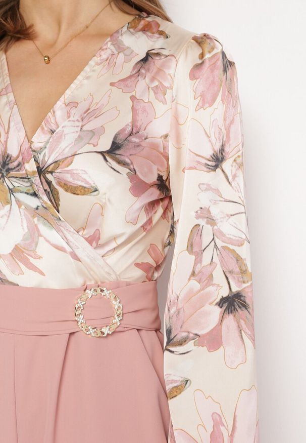 Born2be - Różowy Kombinezon z Szerokimi Nogawkami z Kwiatową Górą i Paskiem z Klamrą Ilanvi. Okazja: na co dzień. Kolor: różowy. Długość rękawa: długi rękaw. Długość: długie. Wzór: kwiaty. Styl: casual