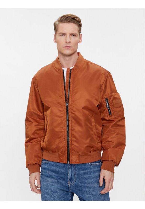 Calvin Klein Kurtka bomber Recycled Sateen Hero Bomber K10K109907 Brązowy Regular Fit. Kolor: brązowy. Materiał: syntetyk