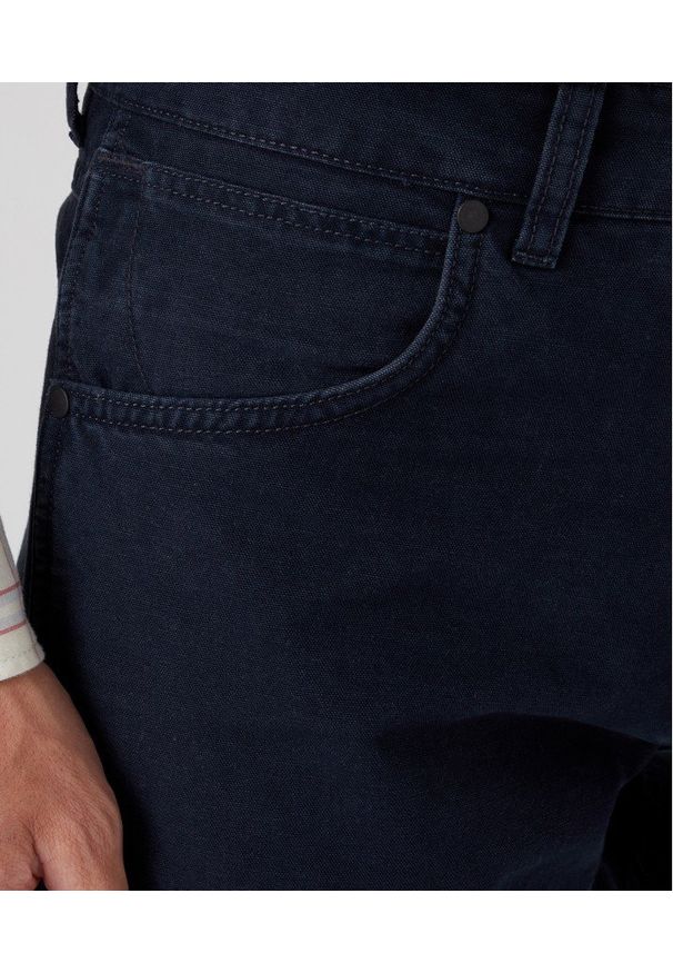 Wrangler - WRANGLER GREENSBORO MĘSKIE SPODNIE MATERIAŁOWE JEANSY DARK NAVY W15QDRXAE 112334235. Materiał: jeans, materiał