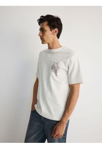 Reserved - T-shirt oversize z haftem - złamana biel. Materiał: bawełna. Wzór: haft
