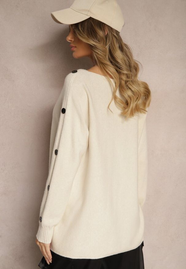 Renee - Jasnobeżowy Sweter z Wiskozą i Bawełną Ozdobiony Guzikami Ciavonne. Okazja: na co dzień. Kolor: beżowy. Materiał: bawełna, wiskoza. Długość rękawa: długi rękaw. Długość: długie. Wzór: aplikacja. Styl: casual