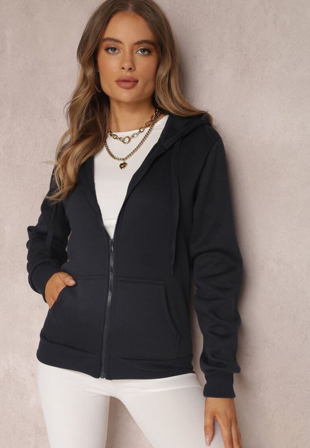 Renee - Granatowa Bluza z Kapturem Zapinana na Suwak Edan. Okazja: na co dzień. Typ kołnierza: kaptur. Kolor: niebieski. Materiał: jeans, polar. Długość rękawa: długi rękaw. Długość: długie. Styl: elegancki, klasyczny, casual, sportowy