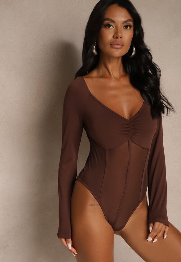 Renee - Brązowe Body Vices o Fasonie Longsleeve z Dekoltem w Kształcie V Asstre. Okazja: na randkę, na co dzień. Typ kołnierza: dekolt w kształcie V. Kolor: brązowy. Materiał: jeans, skóra. Długość rękawa: długi rękaw. Długość: długie. Styl: klasyczny, casual