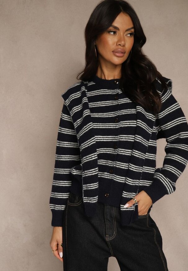 Renee - Granatowy Kardigan z Dodatkiem Wełny Zdobiony Wzorem w Paski i Narzutką Fedira. Okazja: na co dzień. Kolor: niebieski. Materiał: wełna. Długość: krótkie. Wzór: aplikacja, paski. Styl: klasyczny, casual