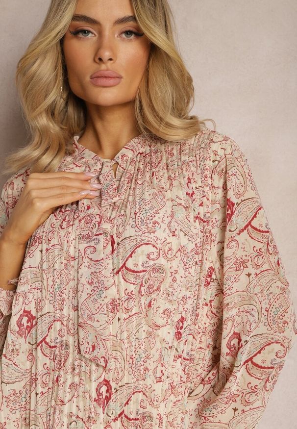 Renee - Jasnobeżowa Rozkloszowana Sukienka z Wiązaniem przy Szyi w Print Paisley Clarosa. Okazja: na spotkanie biznesowe. Kolor: beżowy. Długość rękawa: długi rękaw. Wzór: paisley, nadruk. Sezon: lato, wiosna. Styl: biznesowy