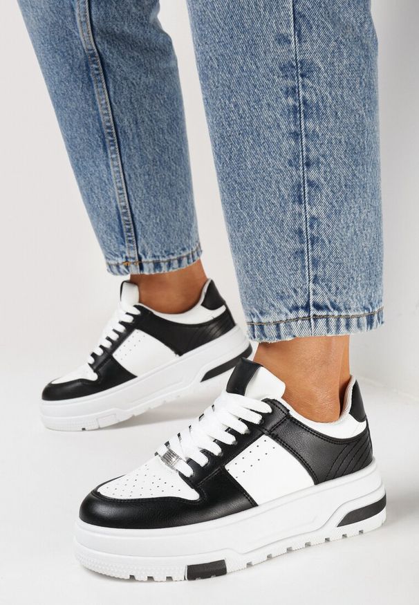 Born2be - Biało-Czarne Sneakersy na Grubej Podeszwie z Ozdobną Perforacją i Sznurowaniem Xirea. Nosek buta: okrągły. Zapięcie: sznurówki. Kolor: biały. Materiał: materiał. Obcas: na obcasie. Wysokość obcasa: niski