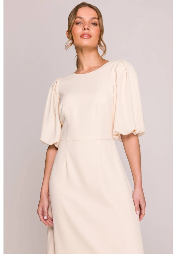 Stylove - Elegancka sukienka koktajlowa z bufiastymi rękawami kremowa. Okazja: na ślub cywilny, na wesele, na imprezę. Kolor: kremowy. Materiał: elastan, materiał. Długość rękawa: krótki rękaw. Sezon: lato. Typ sukienki: rozkloszowane. Styl: elegancki, wizytowy. Długość: midi