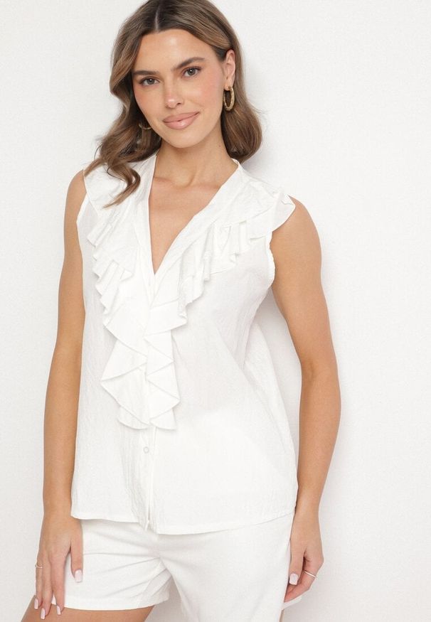 Born2be - Biała Koszula Bez Rękawów z Wiskozą z Dekoltem w Serek i Falbaną Arlimi. Okazja: na co dzień. Typ kołnierza: dekolt w serek. Kolor: biały. Materiał: wiskoza. Długość rękawa: bez rękawów. Styl: klasyczny, casual, elegancki