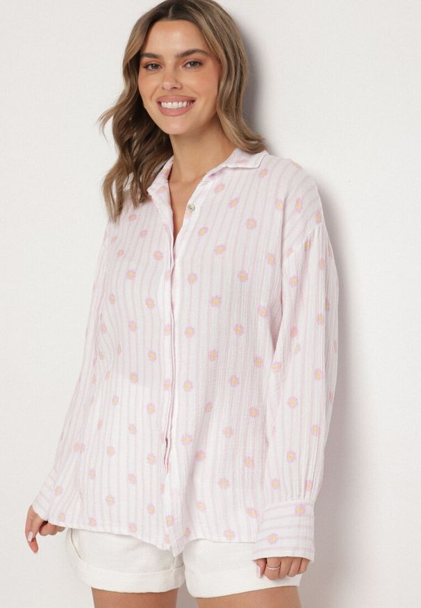 Born2be - Jasnoróżowa Bawełniana Koszula w Paski z Kwiatowym Zdobieniem Ameliora. Okazja: na co dzień. Typ kołnierza: kołnierzyk klasyczny. Kolor: różowy. Materiał: bawełna. Długość rękawa: długi rękaw. Długość: długie. Wzór: aplikacja, paski, kwiaty. Styl: casual, elegancki, klasyczny