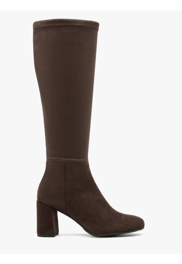 Ryłko - Ciemnobrązowe kozaki z szeroką elastyczną cholewką. Nosek buta: okrągły. Zapięcie: zamek. Kolor: brązowy. Materiał: tkanina. Szerokość cholewki: normalna. Obcas: na obcasie. Styl: street, klasyczny. Wysokość obcasa: średni