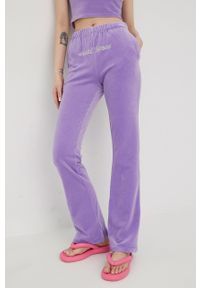 Local Heroes spodnie dresowe damskie kolor fioletowy. Stan: podwyższony. Kolor: fioletowy. Materiał: dresówka. Wzór: aplikacja #3