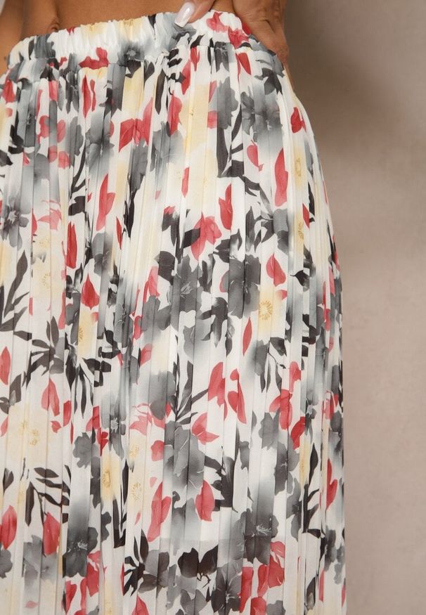 Renee - Czarno-Czerwone Spodnie High Waist Zdobione Plisami i Kwiatowym Printem Folamea. Okazja: na co dzień. Stan: podwyższony. Kolor: czarny. Wzór: kwiaty, nadruk, aplikacja. Styl: elegancki, klasyczny, casual