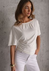 Renee - Biała Nietoperzowa Bluzka z Wiskozy na Jedno Ramię z Marszczeniem w Talii Ariciane. Okazja: na co dzień. Kolor: biały. Materiał: wiskoza. Styl: casual #1