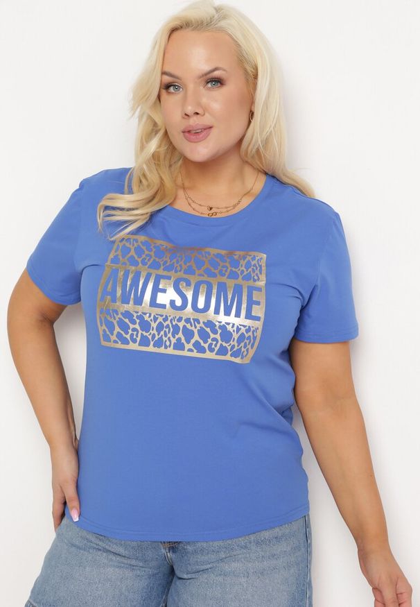 Born2be - Niebieski Bawełniany T-shirt z Ozdobnym Napisem Floerin. Okazja: na co dzień. Kolor: niebieski. Materiał: bawełna. Wzór: napisy. Styl: elegancki, casual
