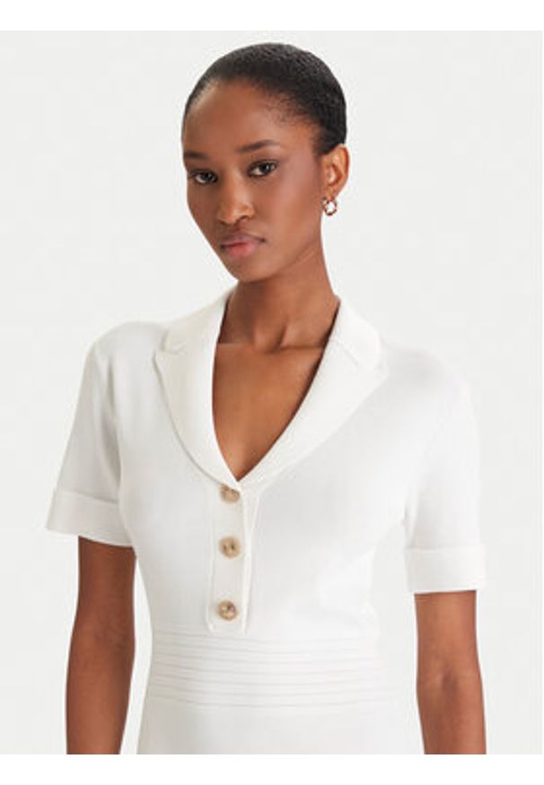 Guess Sukienka dzianinowa W5YK29 Z0130 Biały Slim Fit. Kolor: biały. Materiał: syntetyk