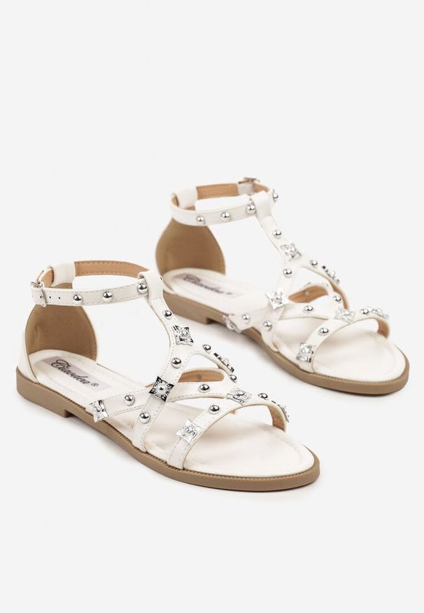 Born2be - Białe Sandały Ozdobione Nitami Meranira. Okazja: na spacer, na co dzień. Zapięcie: sprzączka. Kolor: biały. Wzór: aplikacja. Sezon: lato. Obcas: na obcasie. Styl: elegancki, casual. Wysokość obcasa: niski