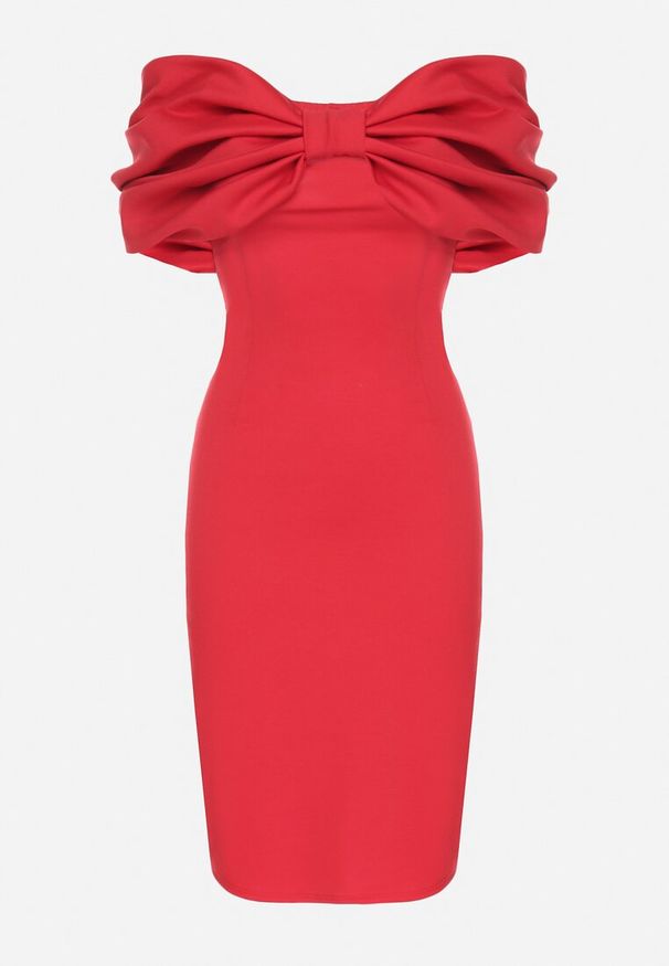 Born2be - Czerwona Taliowana Sukienka Dopasowana z Odsłoniętymi Ramionami i Drapowaniem Palamiria. Okazja: na imprezę, na randkę. Kolor: czerwony