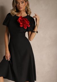 Renee - Czarna Rozkloszowana Sukienka Vices Ozdobiona Odpinanym Kwiatem 3D Koleira. Okazja: na co dzień. Kolor: czarny. Wzór: aplikacja, kwiaty. Styl: klasyczny, casual