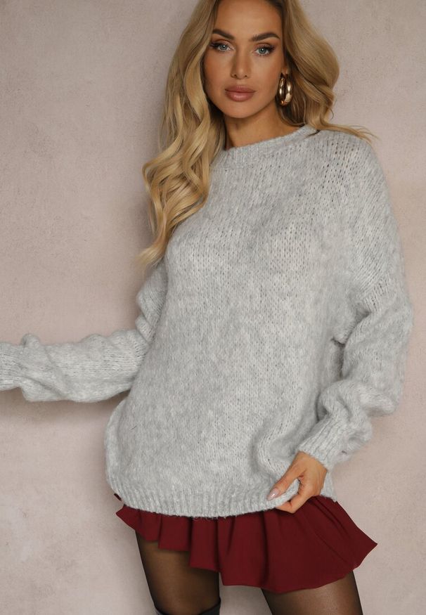 Renee - Jasnoszary Klasyczny Sweter z Wełną i Wiskozą o Luźnym Kroju Omethea. Okazja: na co dzień, na spacer. Kolor: szary. Materiał: wełna, wiskoza. Długość rękawa: długi rękaw. Długość: długie. Styl: klasyczny