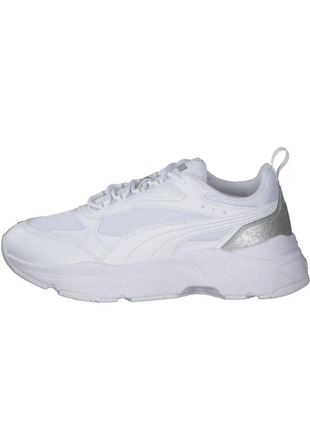 Buty do chodzenia damskie Puma Cassia Distressed. Zapięcie: sznurówki. Kolor: biały. Materiał: materiał. Szerokość cholewki: normalna. Sport: turystyka piesza