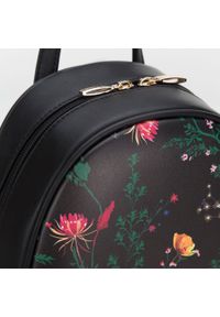 Wittchen - Damski plecak z ekoskóry klasyczny w kwiaty klasyczny. Kolor: czarny. Materiał: skóra ekologiczna. Wzór: kwiaty. Styl: klasyczny #3
