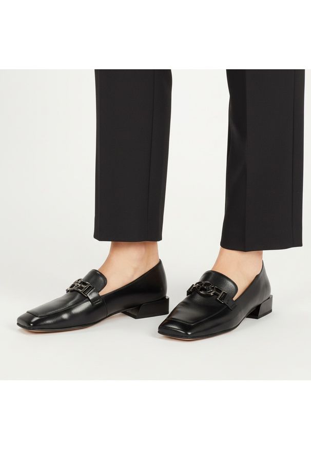 Półbuty damskie S.Barski, cholewka skóra naturalna licowa wsuwany fason metalowa ozdoba z przodu niski stabilny obcas zaokrąglono kwadratowy nosek kl. Kolor: czarny. Materiał: skóra. Szerokość cholewki: normalna. Wzór: aplikacja. Obcas: na obcasie. Styl: klasyczny. Wysokość obcasa: średni