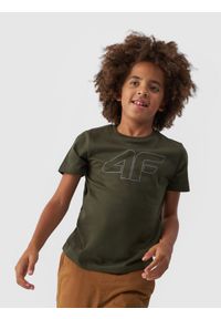 4F JUNIOR - T-shirt z nadrukiem chłopięcy - khaki. Okazja: na co dzień. Kolor: oliwkowy, brązowy, wielokolorowy. Materiał: bawełna, dzianina, jersey. Długość rękawa: krótki rękaw. Długość: krótkie. Wzór: nadruk. Styl: casual, sportowy