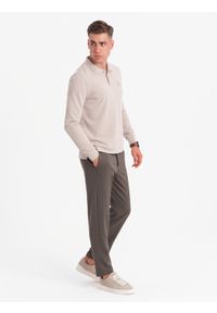Ombre Clothing - Strukturalny longsleeve polo męski z naszywką – popielaty V3. Okazja: na co dzień. Typ kołnierza: polo. Kolor: szary. Materiał: wiskoza, dzianina, poliester, materiał, bawełna, włókno. Długość rękawa: długi rękaw. Wzór: aplikacja. Styl: sportowy, casual, elegancki #4