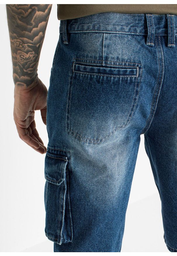 bonprix - Długie dżinsowe bermudy bojówki, relaxed fit. Kolor: niebieski. Długość: długie