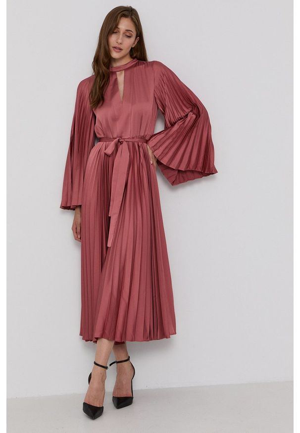TwinSet - Plisowana różowa sukienka Twinset. Okazja: na co dzień. Kolor: różowy. Materiał: materiał, tkanina, poliester. Długość rękawa: długi rękaw. Wzór: gładki. Typ sukienki: proste, plisowane. Styl: casual