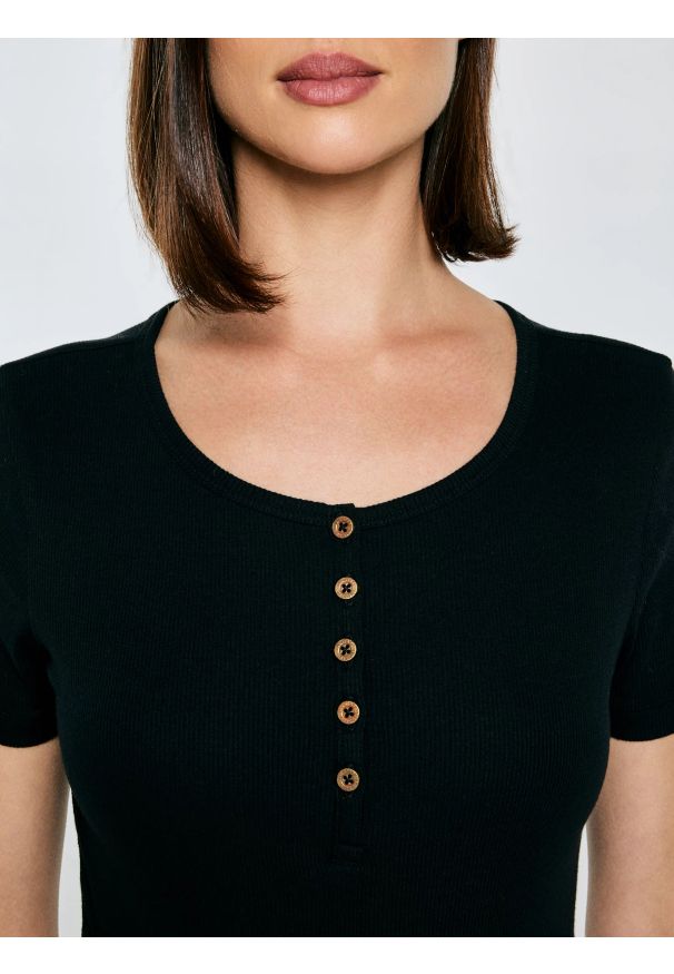 Big-Star - Koszulka damska w prążek z ozdobnymi guzikami czarna Werta 906. Kolor: czarny. Materiał: dzianina, skóra, prążkowany. Wzór: prążki. Styl: elegancki