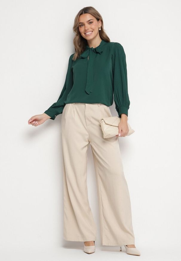 Born2be - Zielona Bluzka z Bufiastymi Rękawami i Wiązaniem przy Szyi Gonithra. Okazja: na co dzień. Kolor: zielony. Materiał: jeans. Styl: klasyczny, casual