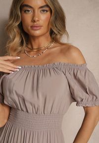 Renee - Ciemnobeżowa Rozkloszowana Sukienka z Gumką w Talii i Dekoltem w Kształcie Łódki Miratela. Okazja: na co dzień. Kolor: beżowy. Długość rękawa: krótki rękaw. Typ sukienki: proste. Styl: klasyczny, casual #3
