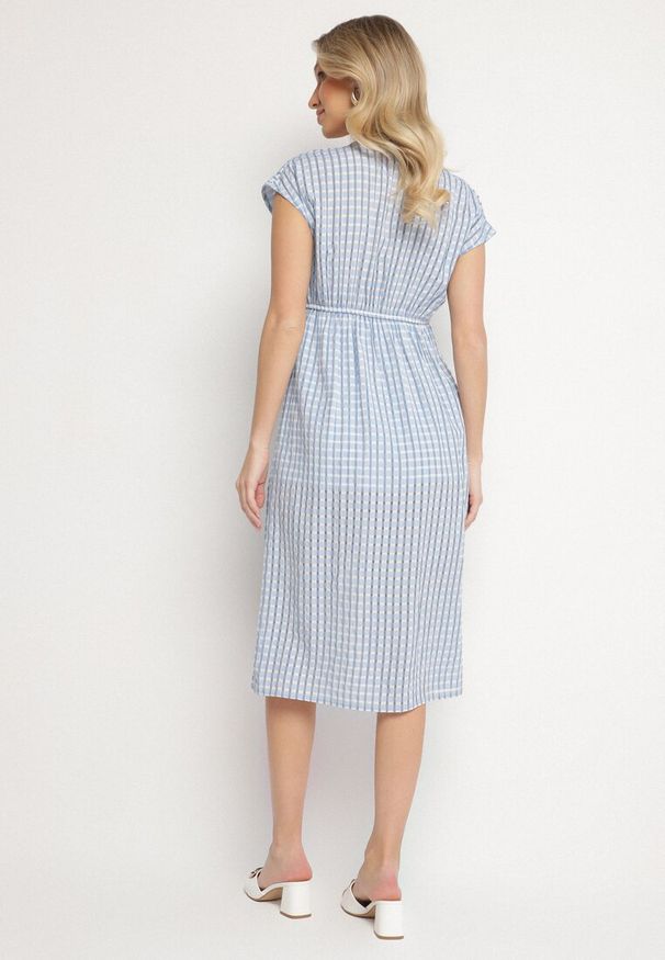 Born2be - Niebieska Ażurowa Sukienka z Wiskozą Ozdobiona Marszczeniem Nelsedi. Okazja: na co dzień. Typ kołnierza: dekolt w kształcie V. Kolor: niebieski. Materiał: wiskoza. Wzór: ażurowy, aplikacja. Sezon: lato. Typ sukienki: proste. Styl: casual, elegancki