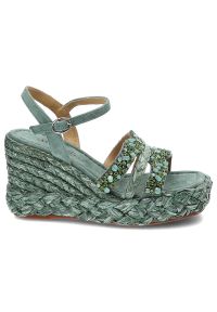 Zielone Sandały Alma En Pena Stylowe Buty Na Koturnie. Okazja: na co dzień. Zapięcie: sprzączka, klamry. Kolor: zielony. Materiał: skóra, koronka, zamsz. Szerokość cholewki: normalna. Wzór: aplikacja. Sezon: lato. Obcas: na koturnie. Styl: elegancki #4
