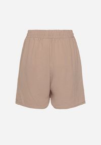 Born2be - Ciemnobeżowe Szorty z Wiskozą Wysokim Stanem i Wiązaniem Milionis. Okazja: na spacer. Stan: podwyższony. Kolor: beżowy. Materiał: wiskoza. Sezon: lato. Styl: klasyczny, elegancki #5
