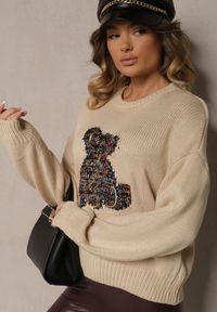Renee - Beżowy Wiskozowy Sweter z Cekinami i Motywem Misia Nyrimi. Okazja: na co dzień. Kolor: beżowy. Materiał: wiskoza. Długość rękawa: długi rękaw. Długość: długie. Styl: casual