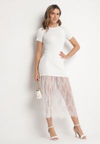 Born2be - Biała Prążkowana Sukienka z Koronkowym Dołem Vilzedi. Kolor: biały. Materiał: prążkowany, koronka. Typ sukienki: proste. Styl: glamour, elegancki #4