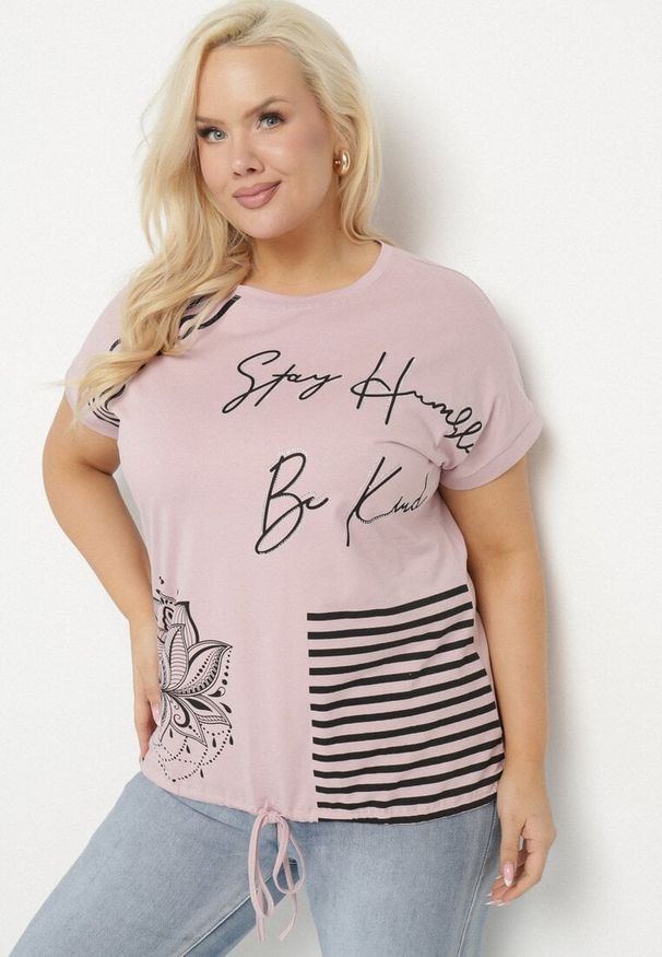 Born2be - Jasnofioletowy T-shirt Ozdobiony Napisem i Paskami Olirvenia. Okazja: na co dzień. Kolor: fioletowy. Materiał: jeans. Wzór: napisy, aplikacja. Styl: casual