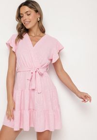 Born2be - Różowa Kopertowa Sukienka Ozdobiona Falbanami i Paskiem Liliessa. Okazja: na co dzień. Typ kołnierza: dekolt w kształcie V. Kolor: różowy. Wzór: aplikacja. Typ sukienki: kopertowe. Styl: casual, elegancki, klasyczny #4