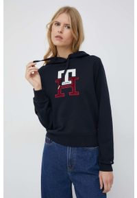 TOMMY HILFIGER - Tommy Hilfiger bluza bawełniana damska kolor granatowy z kapturem z aplikacją. Okazja: na co dzień. Typ kołnierza: kaptur. Kolor: niebieski. Materiał: bawełna. Wzór: aplikacja. Styl: casual #1
