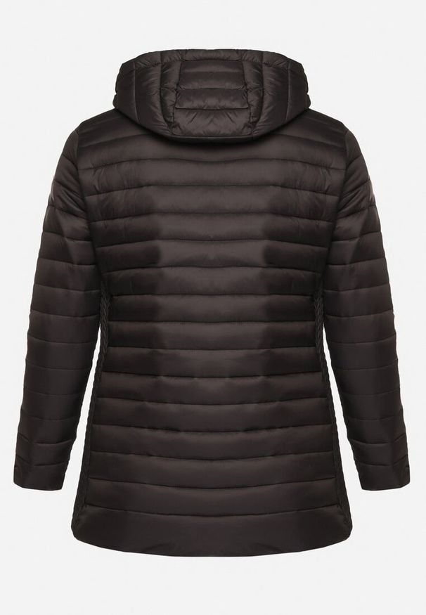 Born2be - Czarna Pikowana Kurtka o Prostym Kroju z Odpinanym Kapturem i Kieszeniami Pretiel. Okazja: na co dzień. Kolekcja: plus size. Kolor: czarny. Materiał: jeans. Styl: sportowy, casual