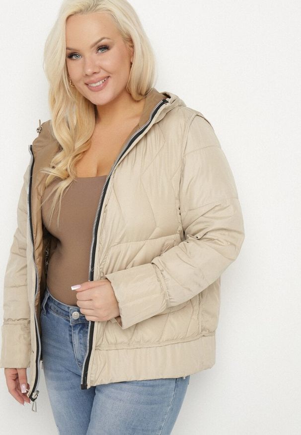 Born2be - Ciemnobeżowa Kurtka Dwustronna z Kapturem i Ozdobnym Pikowaniem Helritis. Okazja: na co dzień. Typ kołnierza: kaptur. Kolekcja: plus size. Kolor: beżowy. Materiał: jeans. Długość rękawa: długi rękaw. Długość: długie. Styl: elegancki, casual
