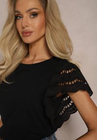 Renee - Czarna Bluzka ze Zwiewnymi Ażurowymi Rękawami Azurinea. Kolor: czarny. Materiał: koronka. Długość rękawa: krótki rękaw. Długość: krótkie. Wzór: ażurowy. Sezon: lato, wiosna #3