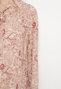 Born2be - Jasnobeżowa Sukienka Plisowana o Rozkloszowanym Kroju w Print Paisley z Wiązaniem na Dekolcie Rosamuna. Okazja: na co dzień. Kolor: beżowy. Wzór: nadruk, paisley. Styl: klasyczny, casual, elegancki #4