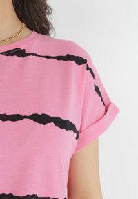 Born2be - Różowy T-shirt Wiązany z Wzorem Tie-Dye Maat. Kolor: różowy. Materiał: tkanina, dzianina. Długość rękawa: krótki rękaw. Długość: krótkie. Styl: klasyczny, elegancki