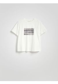 Reserved - T-shirt z nadrukiem i aplikacją - biały. Kolor: biały. Materiał: bawełna. Wzór: aplikacja, nadruk